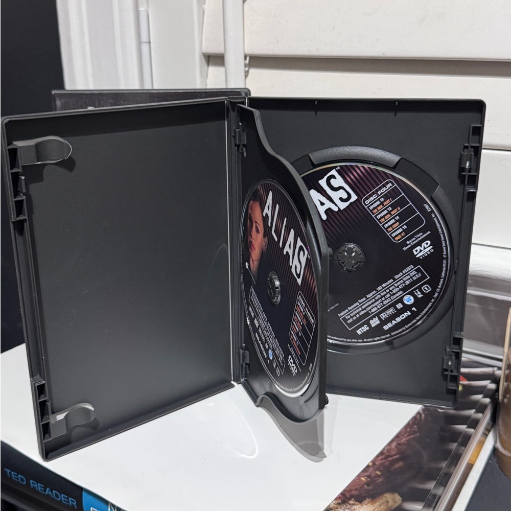 π΅οΈββοΈπ Alias: The Complete First Season DVD Box Set (6-Disc Collection) ππ΅οΈβ - Picture 9 of 16